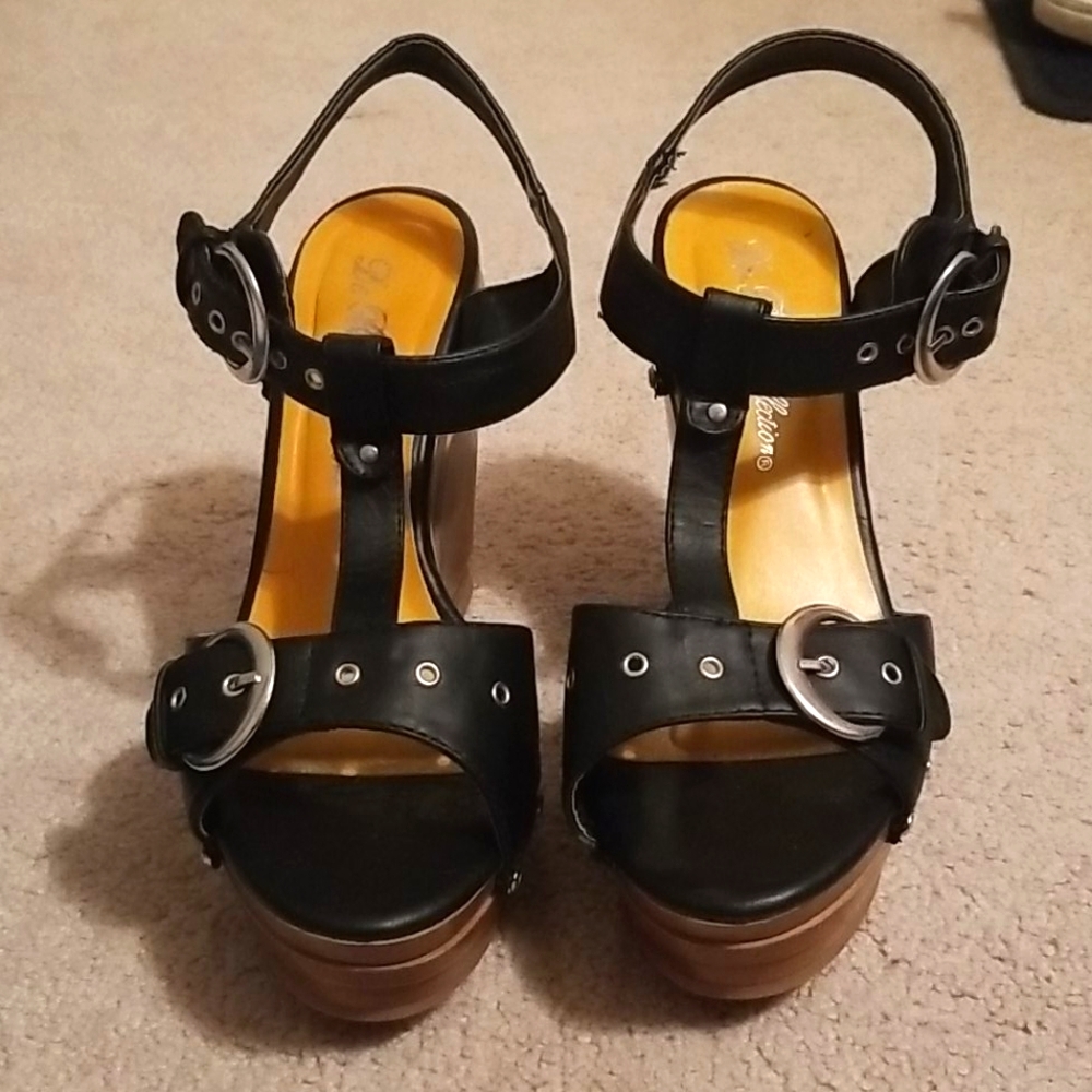 Black wedges